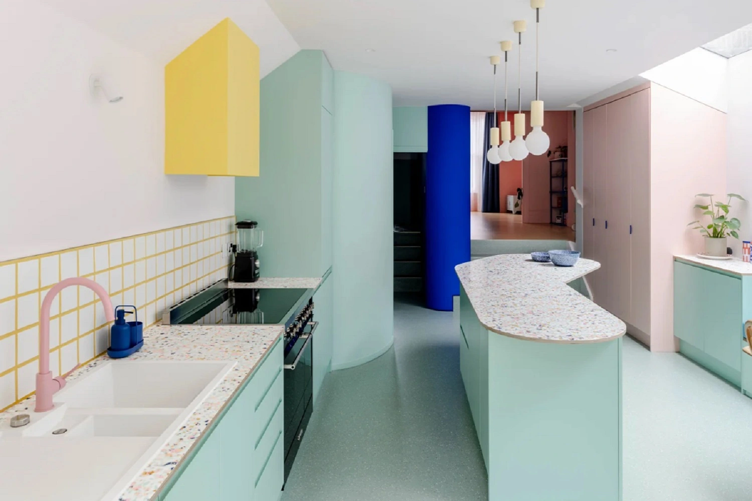 Geometryczna kuchnia w stylu postmodernistycznym w bogatej palecie barw